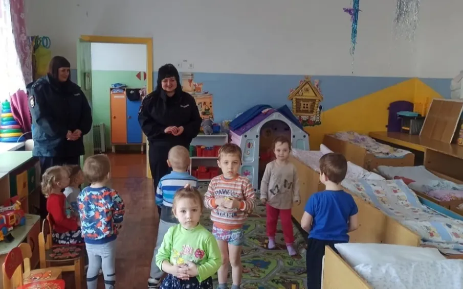 Сотрудники ОГИБДД напомнили детям правила поведения юного пешехода.