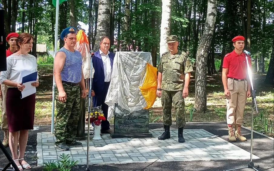 Торжественное открытие памятника Ветеранам Десантникам