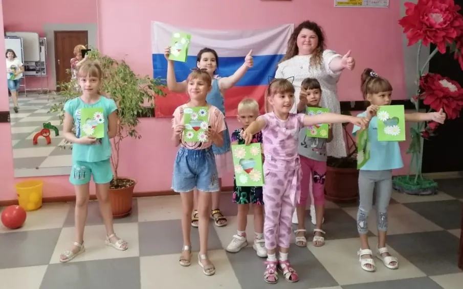 Развлекательно-познавательная программа для детей «Флаг у нас прекрасный – белый, синий, красный»