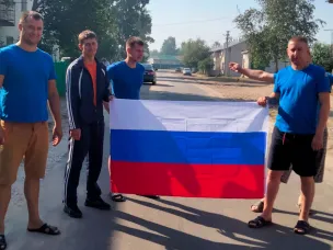 Уличная акция «Триколор моей России» в п. Кузьмияр