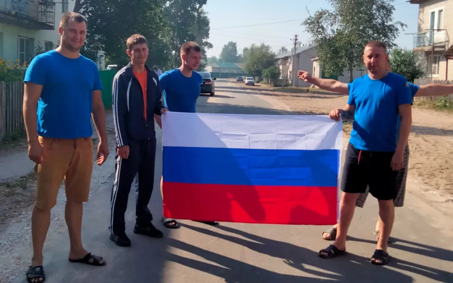 Уличная акция «Триколор моей России» в п. Кузьмияр